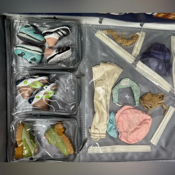 Bratz carrying case with dolls and accessories!!!